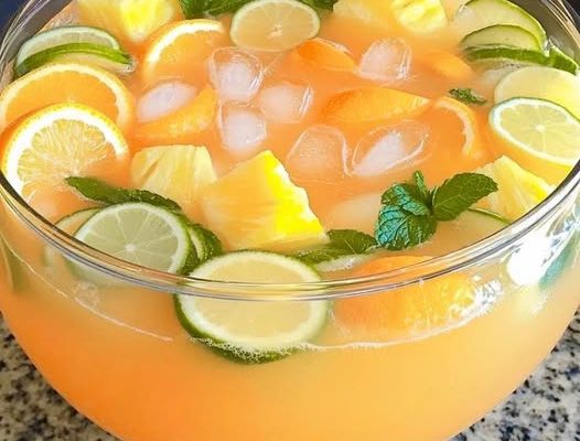 SUMMER TROPICAL PINEAPPLE LEMONADE PUNCH